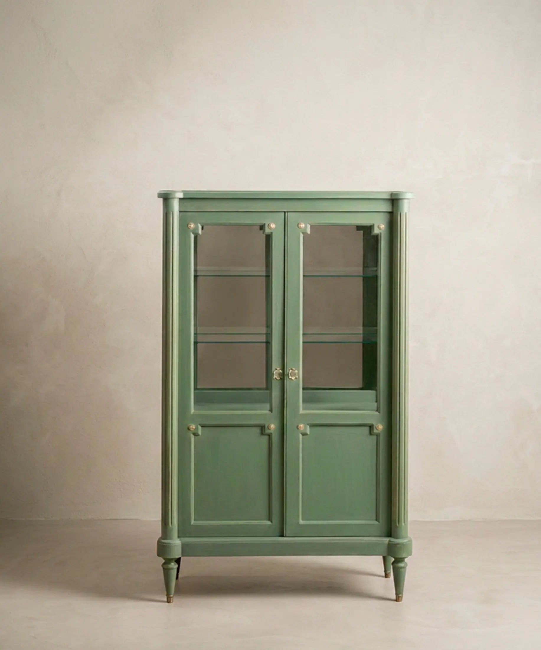 Vitrina vintage verde salvia estilo Luis XVI vista frontal completa — Antique Arte y Decoración