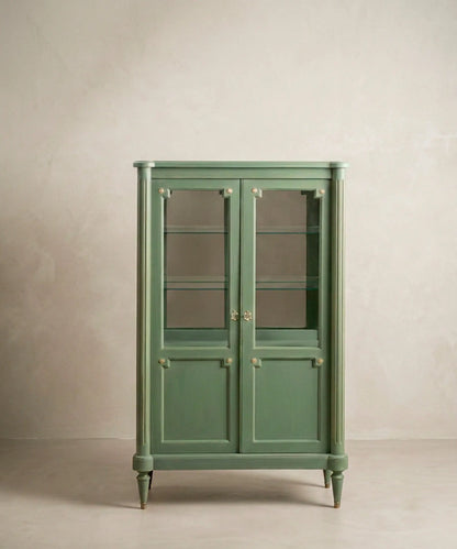 Vitrina vintage verde salvia estilo Luis XVI vista frontal completa — Antique Arte y Decoración