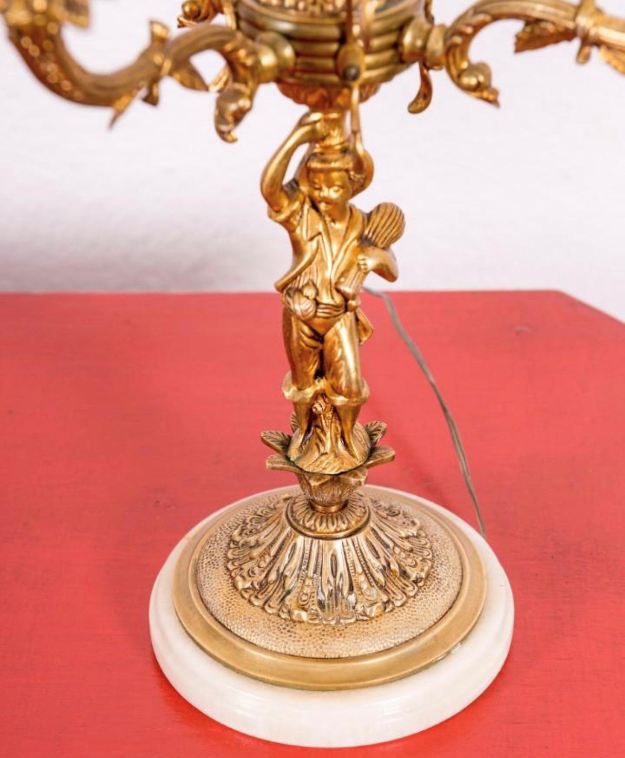 Pareja de candelabros antiguos de bronce - Antique arte y decoracion